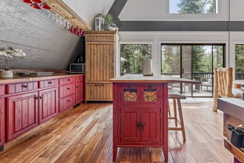 Kitchen: Well-equipped kitchen, spacious countertops, Viking gas range, kitchen island w/2 bar stools