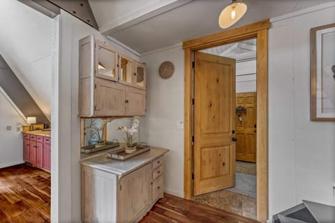 Entryway: Separate spacious mudroom, bench, ski racks