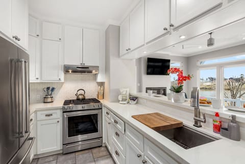 Modern, new, well-appointed and equipped kitchen to enjoy prepping meals with friends and family!