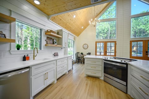 The kitchen comes complete with a refrigerator that has filtered water and ice maker, oven / stovetop, 700 watt microwave, dishwasher and drip coffeemaker.