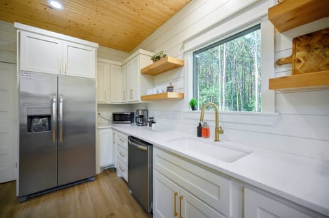 The kitchen comes complete with a refrigerator that has filtered water and ice maker, oven / stovetop, 700 watt microwave, dishwasher and drip coffeemaker.