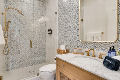 Guest Bath 3 in Hallway