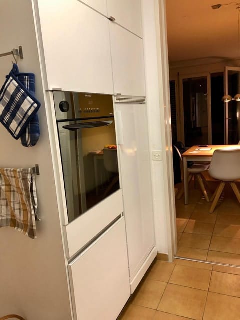 Well-equipped kitchen with dishwasher, microwave and Delizio coffee machine.