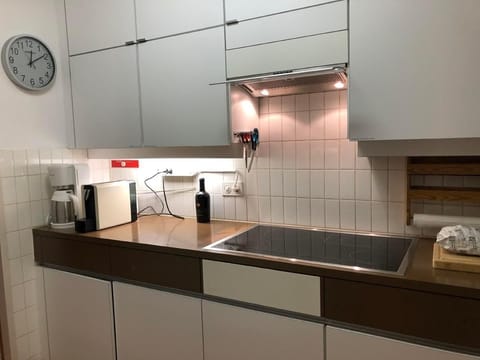 Well-equipped kitchen with dishwasher, microwave and Delizio coffee machine.