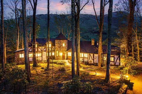 Hidden Castle: Secret Rooms, Sleeps 20, Hot Tub Valley Creek, NC