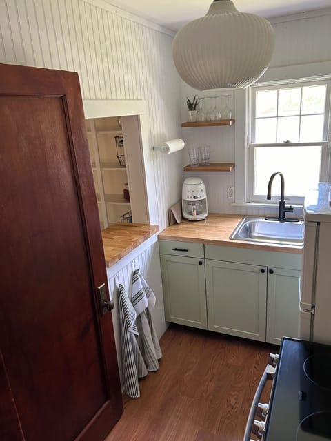 Fridge, oven, stovetop, coffee/tea maker