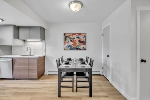 Dining area. Seats 6.