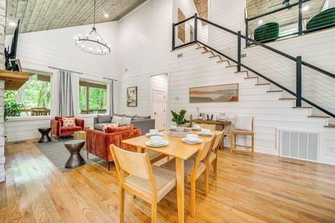 Dining Area | Dishware & Flatware Provided | 1st Floor