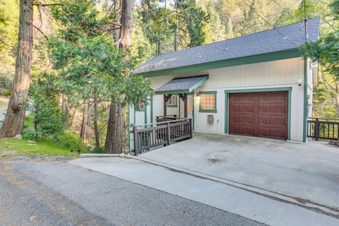 Crestline Vacation Rental | 4BR | 2.5BA | 2,049 Sq Ft | Step-Free Entry