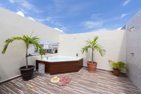 Outdoor spa tub