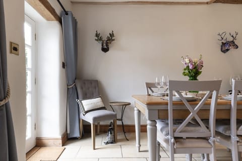 Lilac Cottage Dining Area - StayCotswold