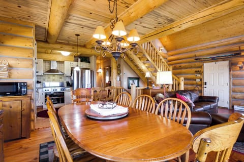 Dining Area | Dishware/Flatware Provided | 2nd Floor