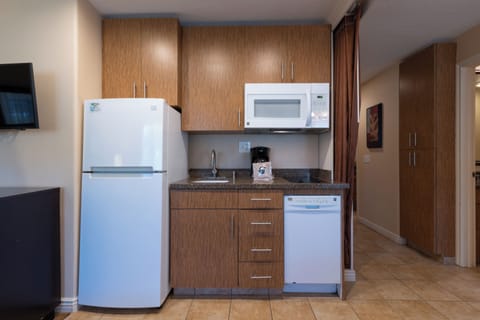 Fridge, microwave, stovetop, dishwasher