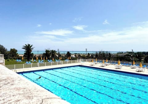 Profitez des journées ensoleillées autour de cette piscine avec une vue panoramique. 