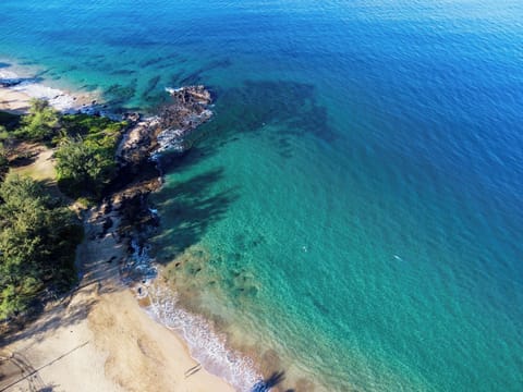 Beach nearby, sun loungers, beach towels