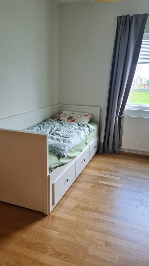 3 bedrooms, travel crib, WiFi, bed sheets