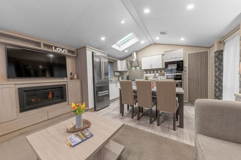 Dizzy Ducks Lodge Lounge/Kitchen