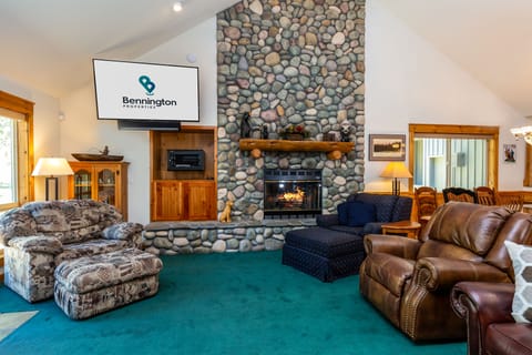 Living Room w/ Gas Fireplace