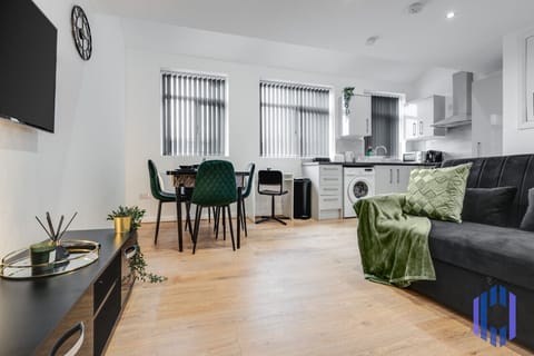 Living room - 50' Smart TV loaded with Netflix, ambient lighting, extra fast Wi-Fi - Complimentary tea & coffee available for your enjoyment