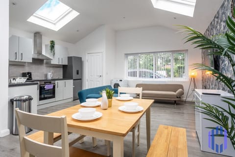 Dining area. Fully equipped with cutlery, crockery and glassware.