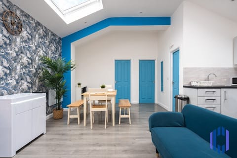 Living room - 50' Smart TV loaded with Netflix, ambient lighting, extra fast Wi-Fi - Complimentary tea & coffee available for your enjoyment