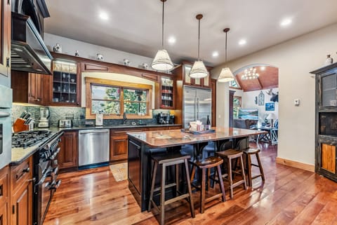 Kitchen: Well-equipped kitchen, high-end stainless steel appliances, Legacy gas range, kitchen island with 5 bar stools