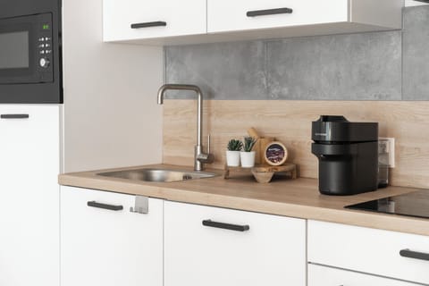 Make yourself at home with our fully equipped kitchen and microwave.
Voel je thuis met onze volledig uitgeruste keuken en magnetron.
Fühl dich wie zu Hause mit unserer voll ausgestatteten Küche und Mikrowelle.