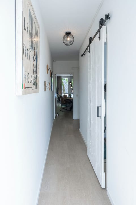 Just minutes from poppodium 013 – the ideal overnight spot in Tilburg Centrum.
Slechts enkele minuten van poppodium 013 – perfect om te overnachten in Tilburg Centrum.
Nur wenige Minuten vom Poppodium 013 – ideal zum Übernachten im Zentrum von Tilburg.