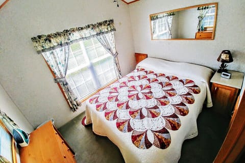 2 bedrooms, iron/ironing board, bed sheets