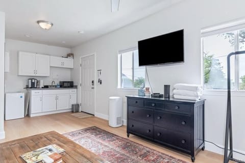 Studio Oasis on Vine (1182)