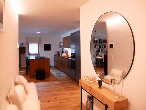 Furniture, Building, Wood, Comfort, Houseplant, Interior Design, Mirror, Table, Floor, Television