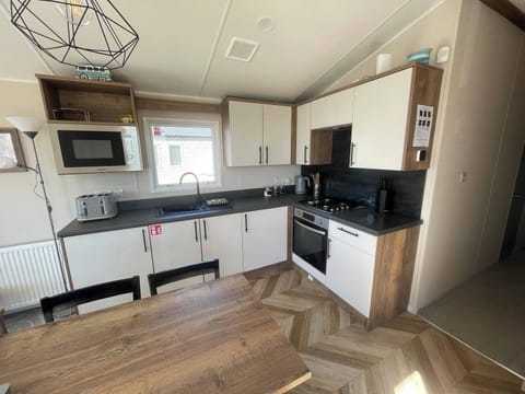 Fully equipped kitchen with hob, oven, slow cooker, air fryer, steamer etc...