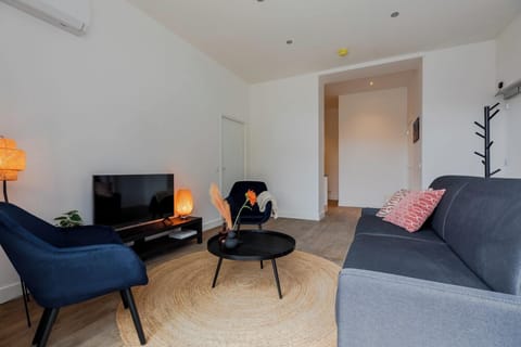 Chic living space furnished with comfortable sofas and stylish accents, creating a welcoming environment for relaxation and entertainment. Located near Bed en Koffie, Tilburg Centrum, perfect for a cozy stay with easy access to Tilburg's main attractions, including the University and safaripark Beekse Bergen, all at an affordable price.