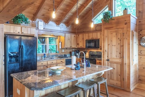 Kitchen Island w/Granite Countertops
