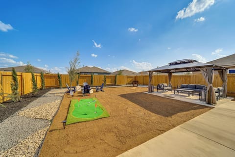 San Antonio Vacation Rental | 2BR | 2BA | Half Step to Enter | 996 Sq Ft