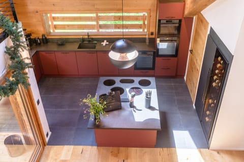 Kitchen equipped with everything you need, functional and spacious with a central island (dishwasher, ovens, microwave, Nespresso coffee machine, filter coffee machine, raclette machines, fondue machines...)