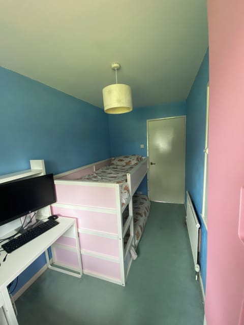 3 bedrooms, desk, iron/ironing board, free WiFi