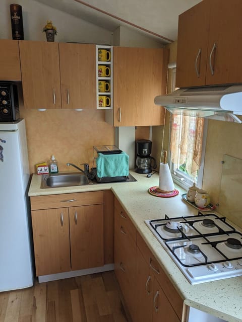 Microwave, oven, stovetop, coffee/tea maker