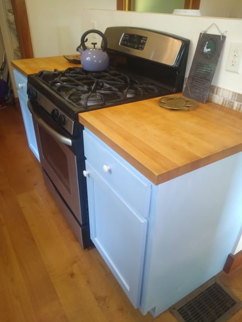 Fridge, oven, stovetop, coffee/tea maker