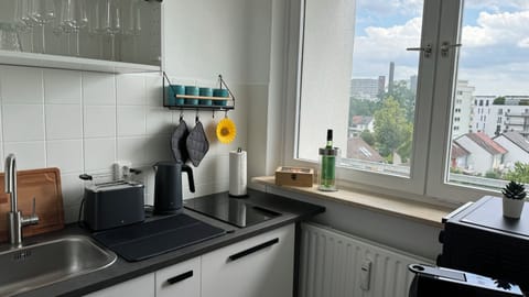 Fridge, oven, stovetop, coffee/tea maker