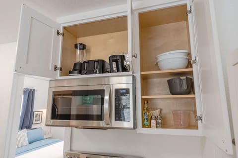 #StayInMyDistrict #CoosCottageCollection #GoldfinchCottageCoosBay #BookDirect