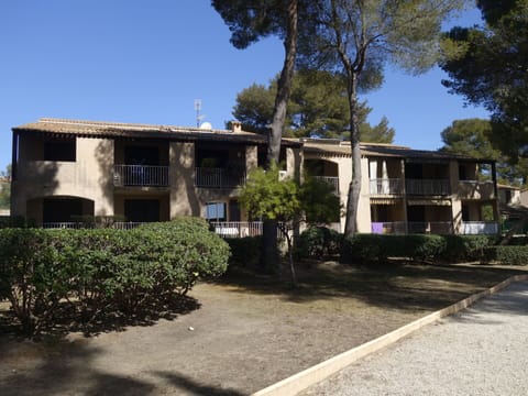 Plant, Sky, Building, Property, Window, Tree, Architecture, Land Lot, House, Neighbourhood