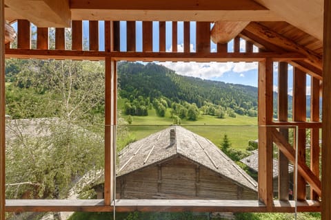 Breathtaking view of the Aravis Massif from the chalet's mezzanine, reading area and study. 