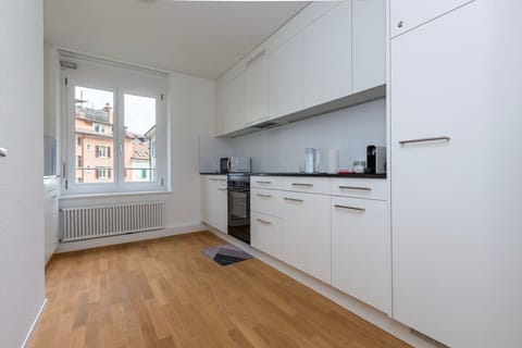 Fully equipped kitchen, complete with dishwasher and washing machine / dryer for your exclusive use. Kitchen is bright and spacious, and all appliances are brand new from V-Zug.