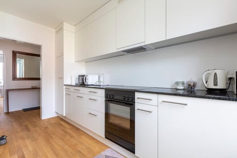 Bright and spacious kitchen, fully equipped with V-Zug kitchen appliances - electric stove, oven, refrigerator, dishwasher and a washing machine/dryer from Electrolux.
