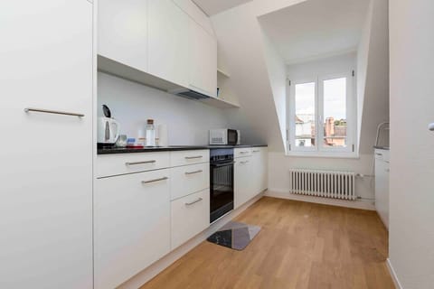 Bright and spacious - fully equipped kitchen with Nespresso coffee machine, kettle, toaster, microwave, dishwasher, and a washing machine / dryer.