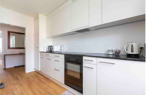 Fully equipped kitchen, complete with dishwasher and washing machine / dryer for your exclusive use. Kitchen is bright and spacious, and all appliances are brand new from V-Zug.