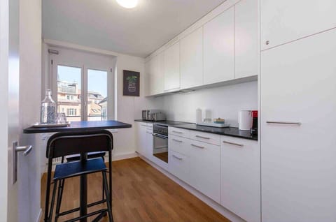 Fully equipped kitchen, complete with dishwasher and washing machine / dryer for your exclusive use. Kitchen is bright and spacious, and all appliances are brand new from V-Zug.