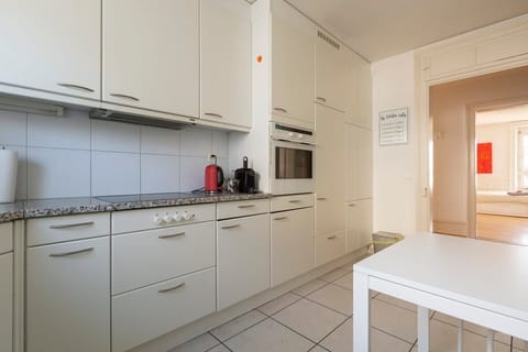Bright and spacious kitchen with a big window and ample storage space - fully equipped with dishwasher, fridge, microwave, oven, toaster, Nespresso coffee machine etc.
A cozy table for casual dining or as additional tabletop space.