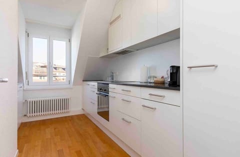 Fully equipped kitchen, complete with dishwasher and washing machine / dryer for your exclusive use. Kitchen is bright and spacious, and you will find all that you need for your stay.